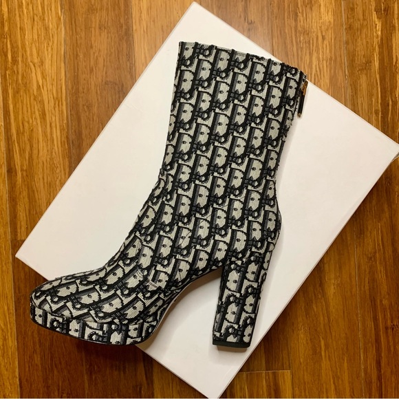NWB Di0R (Inspired) Heeled Logo Booties *Size 40/8.5 - Picture 11 of 16